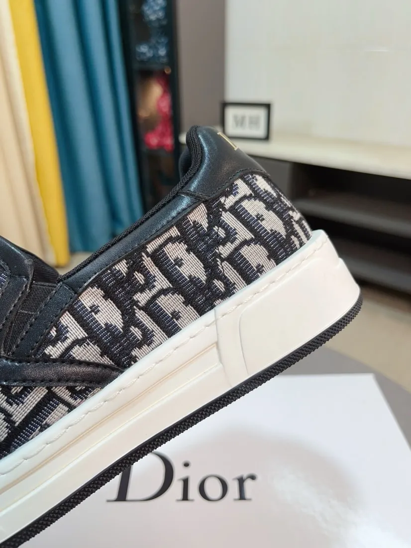 Men's men's shoes💰400🌸🌸[Dior] 25ss new product B01 moral training shoes. The toe dimension design of the couple's style is a bit wider. The upper foot comfort is perfect. The thread is beautiful. Perfectly suitable for pants styles. Decorated with various classic details. It is an ideal choice for daily styling. Can be matched with various casual items to create exquisite looks. Fabric: top layer cowhide/lining sheepskin TPU original outsole Code number: 38-44, 45 customized